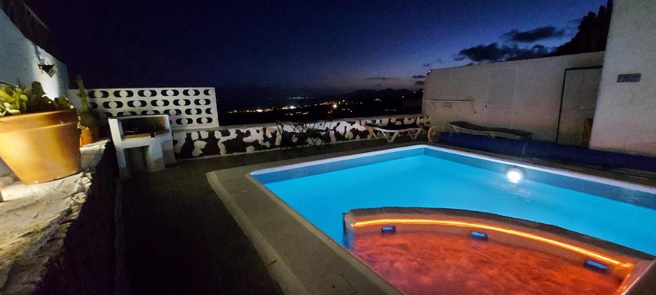 Aloelux Villa !! - Private Villa With Pool , Jacuzzi, Cinema, Massage ,Wonderful View, Art Desing Villa Tias Exterior photo